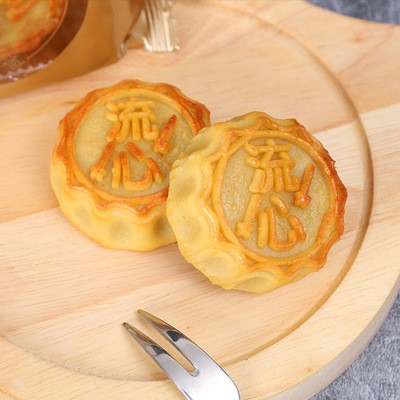 现货中秋流心奶黄月饼批发 美味点心公版桃山皮流沙蛋黄广式月饼图2