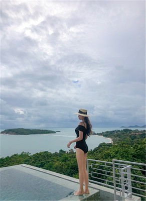 厂家2019年新款性感连体一字肩大小胸温泉度假泳衣女图3