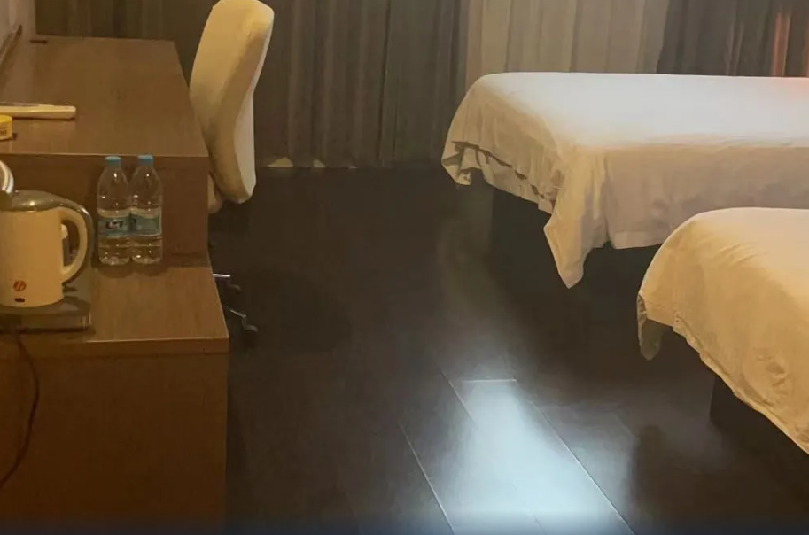 特价大床房（无窗）图2