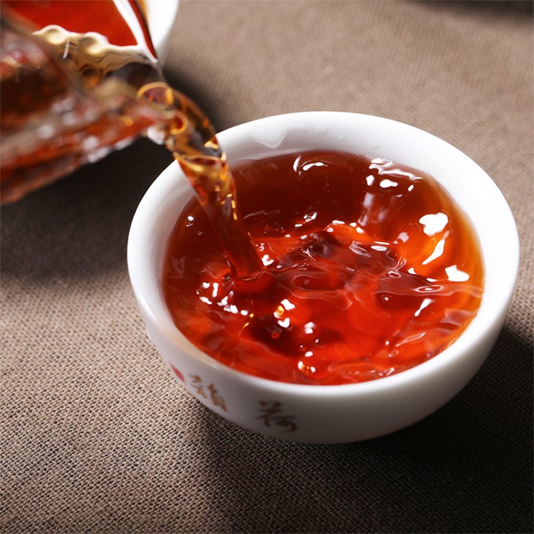 源头厂家云南勐海普洱茶叶批发宫廷普洱饼357g七子饼熟普金芽熟茶图3