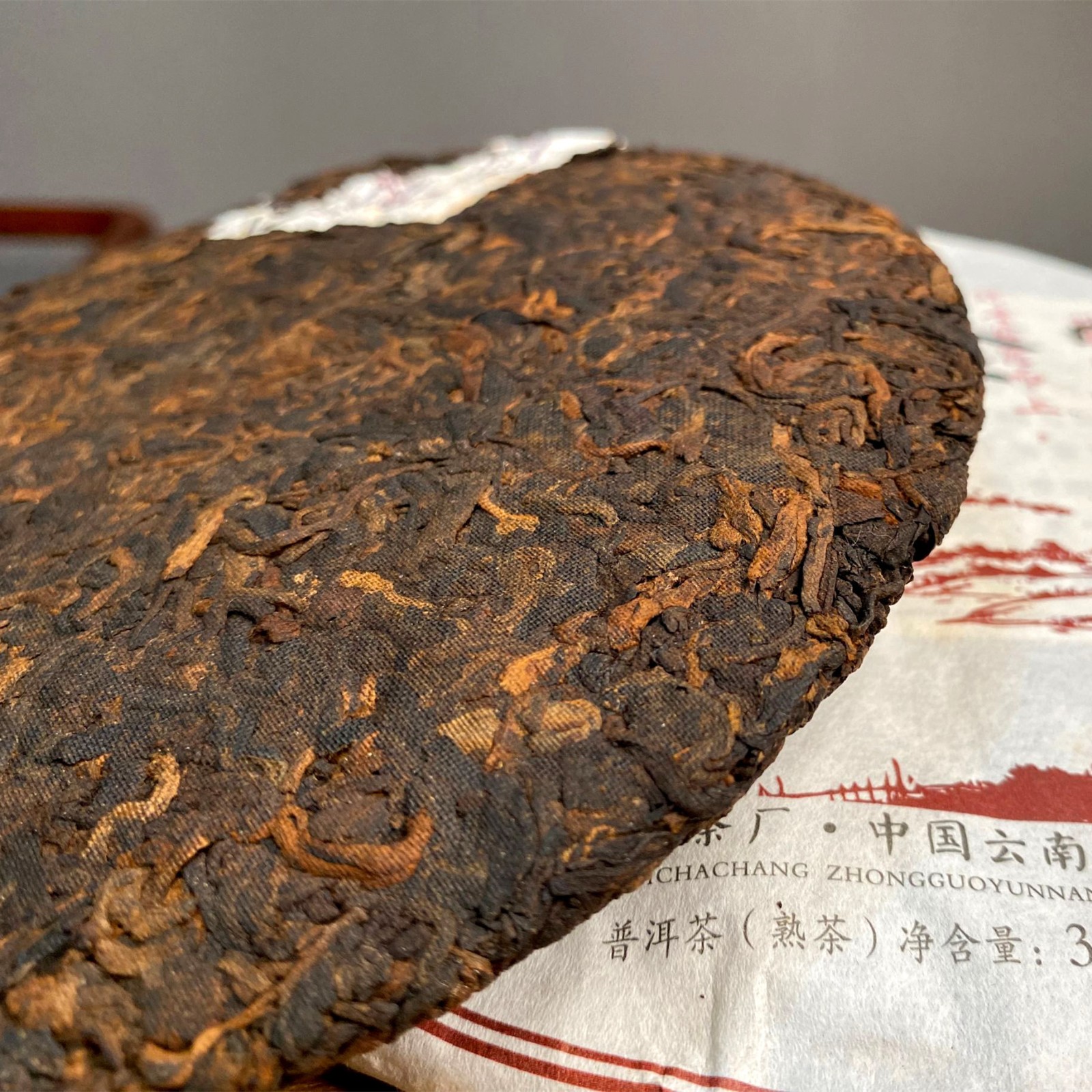 云南普洱茶熟普 2019年古树金芽普洱熟茶 357g茶饼厂家批发图3