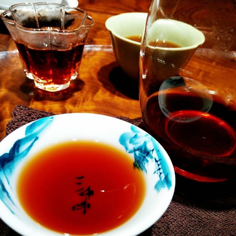 批发云南普洱茶熟茶 2013年原料云上孔雀七子饼357香甜醇耐泡熟茶图5