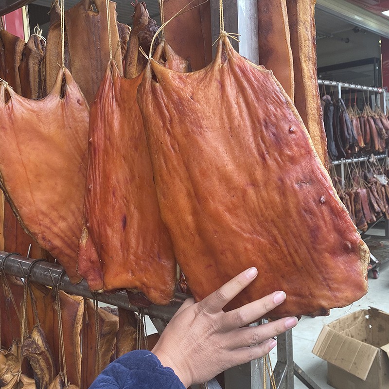 年货新产品云南小香猪农家烟熏排骨厂家现货批发风干柴火腊味排骨图3