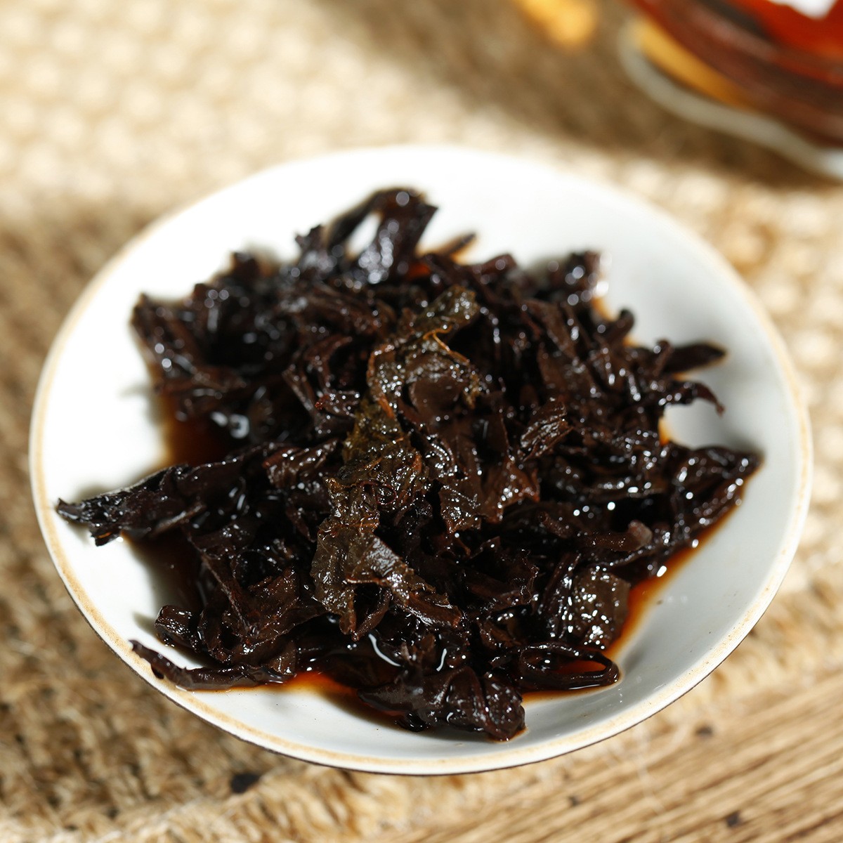 批发云南普洱茶2017年乔木熟茶勐海金芽春茶头春357g七子饼图5