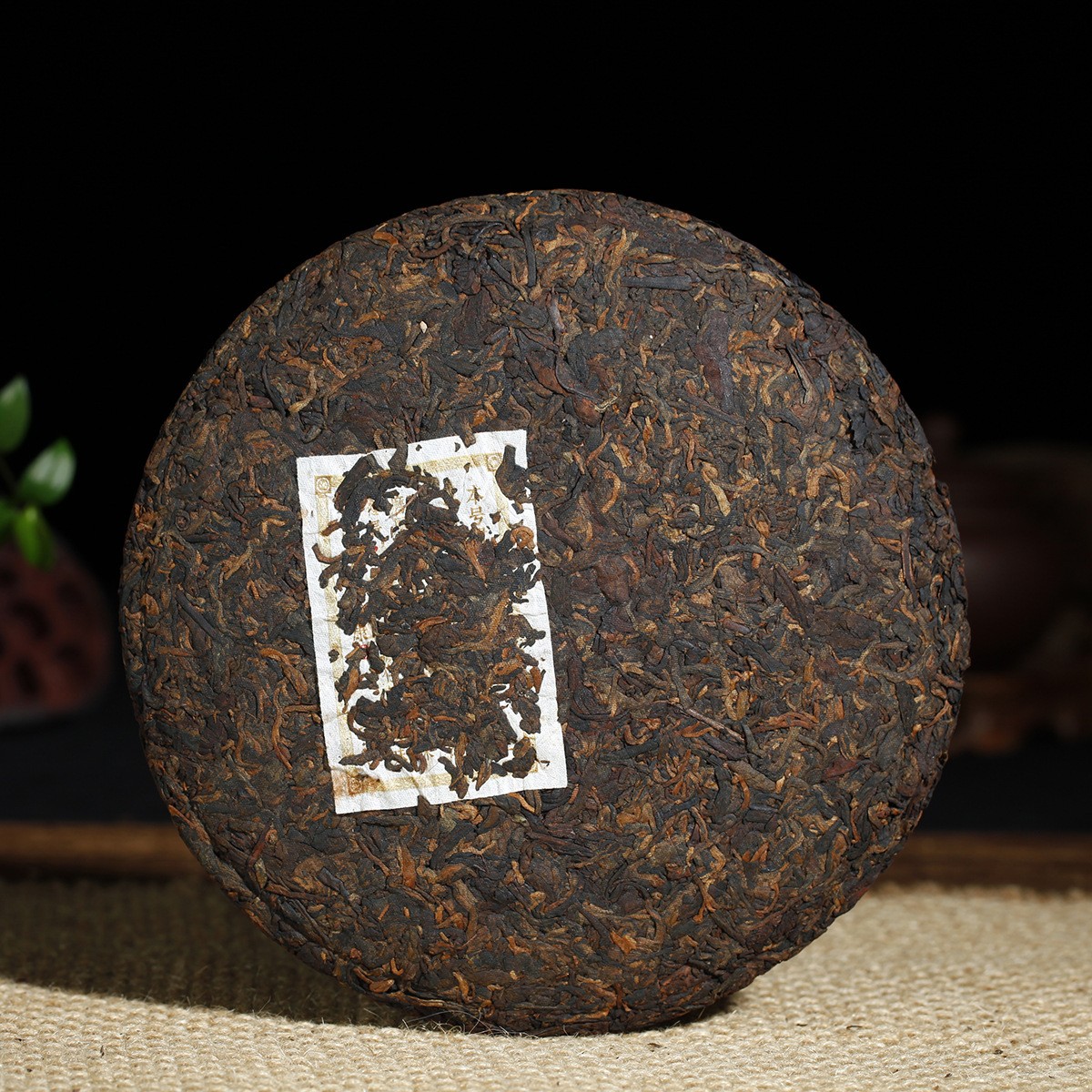 批发云南普洱茶2017年乔木熟茶勐海金芽春茶头春357g七子饼图4