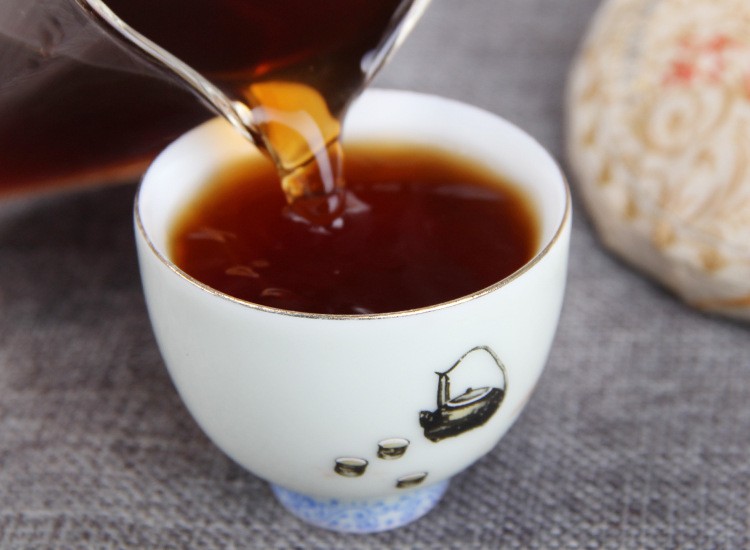 批发云南普洱茶叶2009年原料七子饼茶金芽小饼 熟茶 宫廷普洱茶饼图2