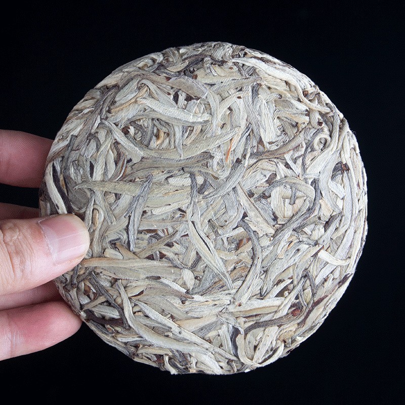 批发云南白茶茶饼 白毫银针小饼100克 纯芽头高山茶 里外一口料图2