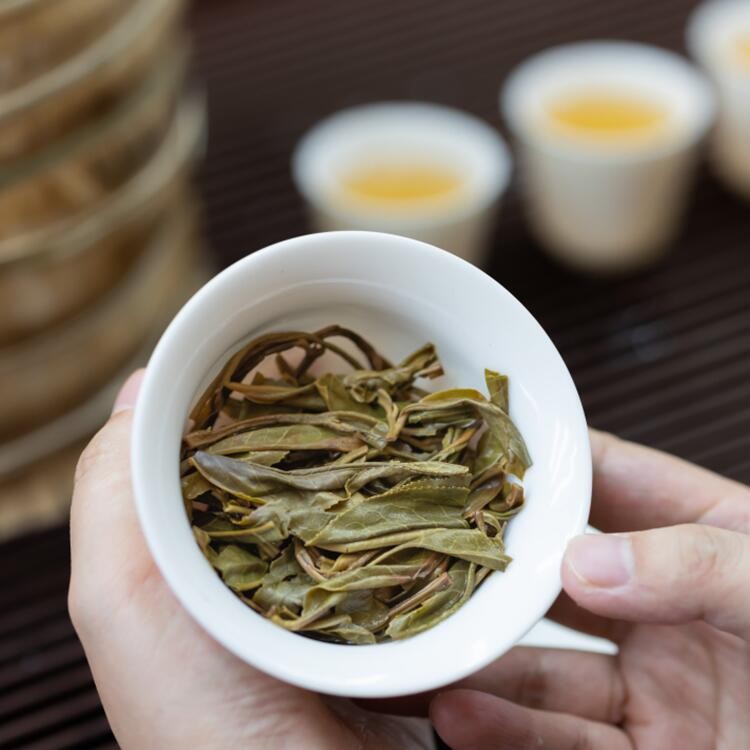 推荐云南普洱老班章 勐海紧压茶饼357g生普礼盒装 雅逸轩礼品茶叶图3
